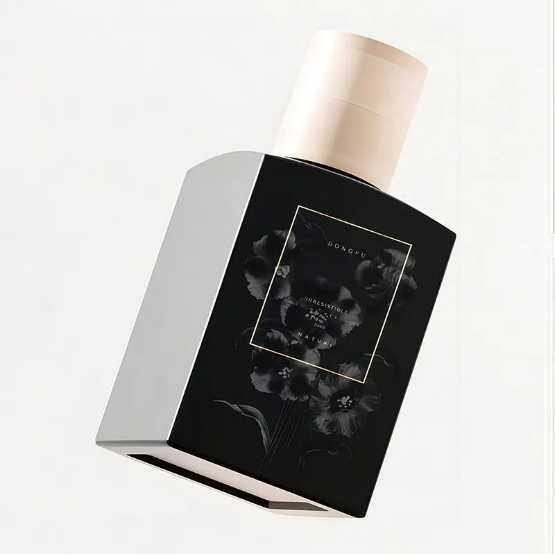 Viereckige 100-ml-Flasche mit zylindrischem Verschluss. Pumpzerstäuber mit anpassbarem Logo